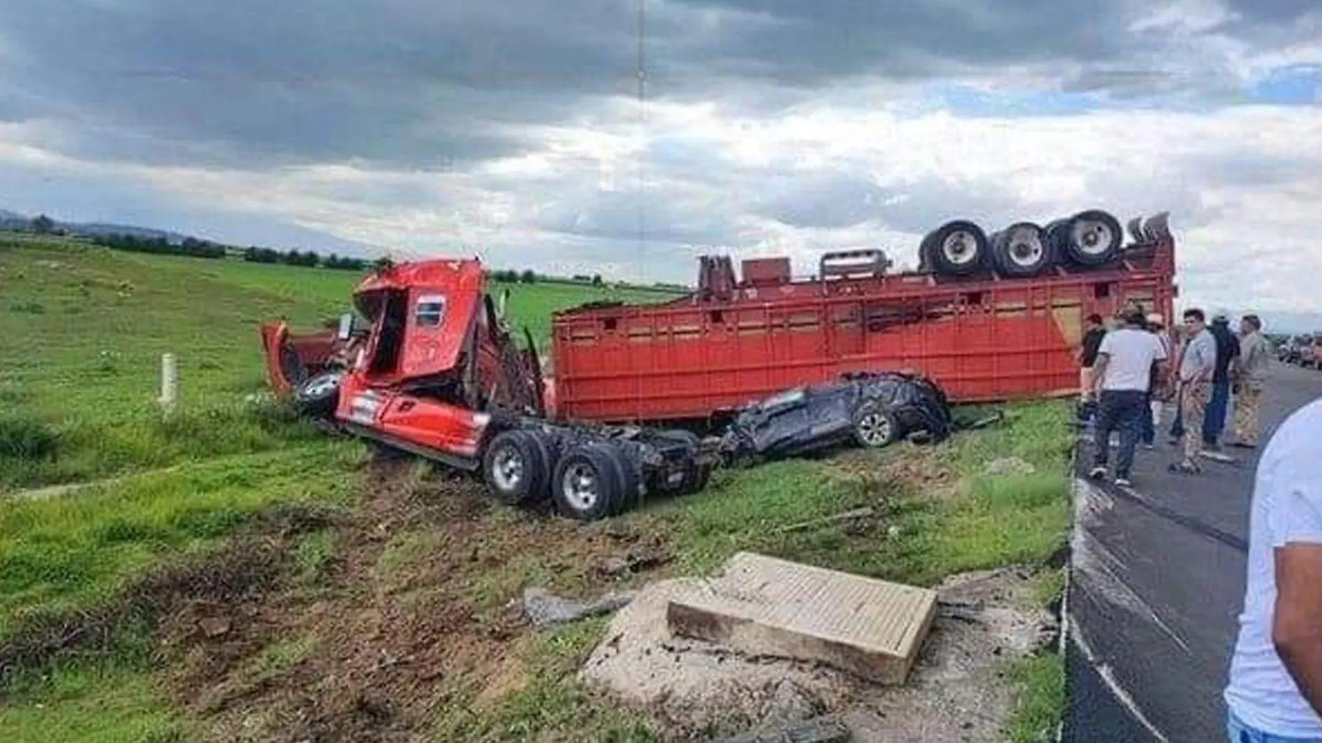 accidente de trailer y auto en san jose chiapa